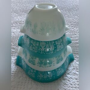 Vintage Pyrex - Set of 4 Butterprint Amish Cinderella Nesting Bowls